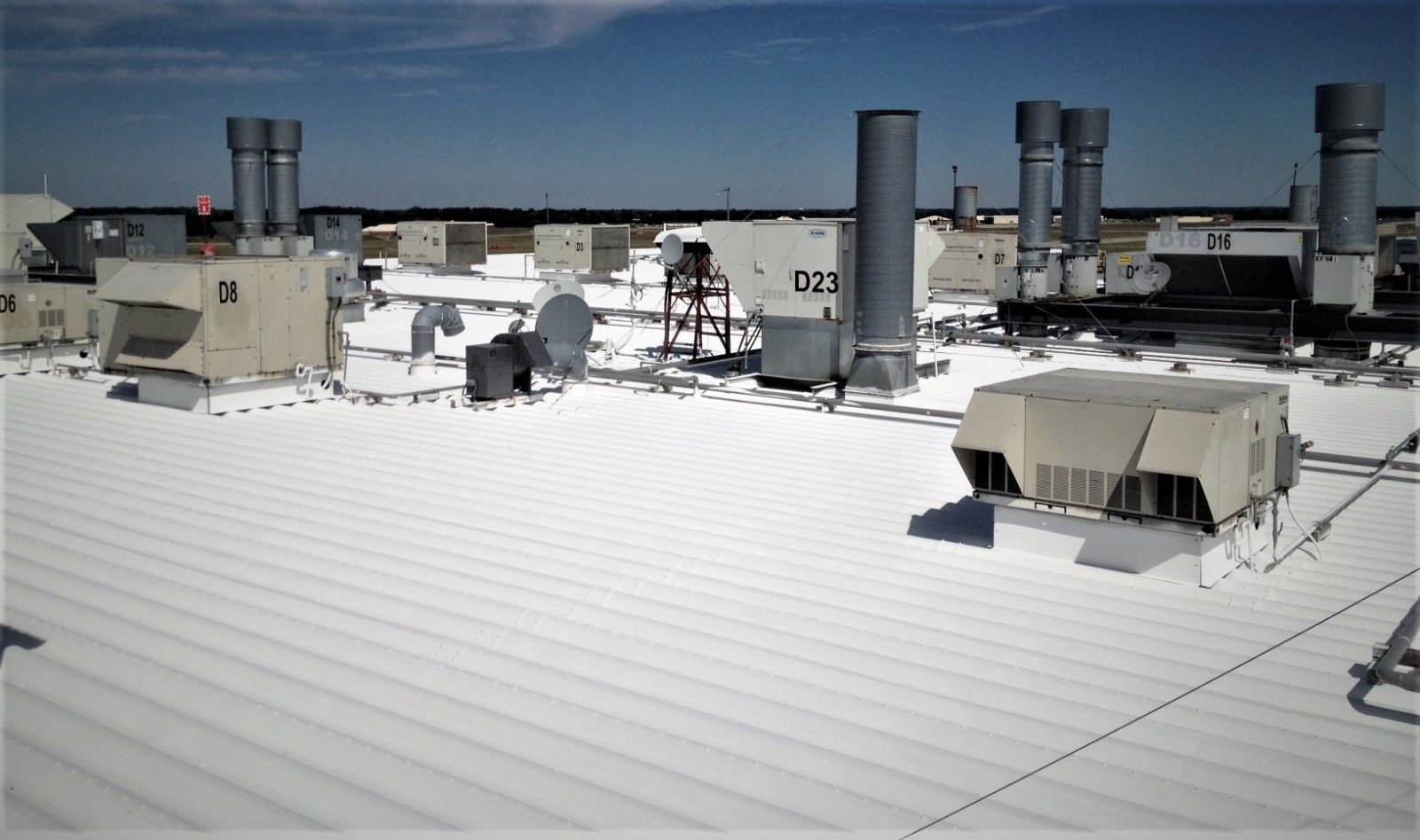 Seamless polyurea membrane over a metal deck surface